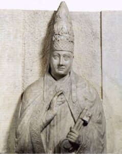 Tomb effigy of Boniface VIII wearing a double tiara by Arnolfa di Cambio, at the Museo dell'Opera del Duomo in Florence. Public Domain